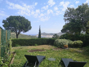 Cap de Creus : bungalow, jardin y vista al mar.
